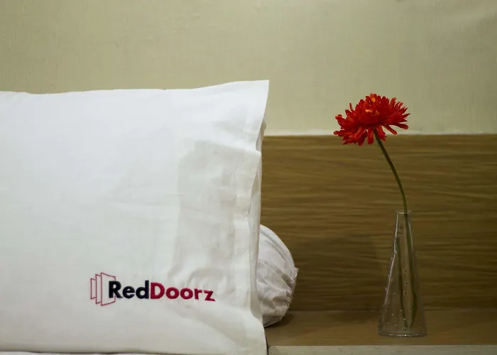 Reddoorz @ Poppies Lane Two ゲストハウス